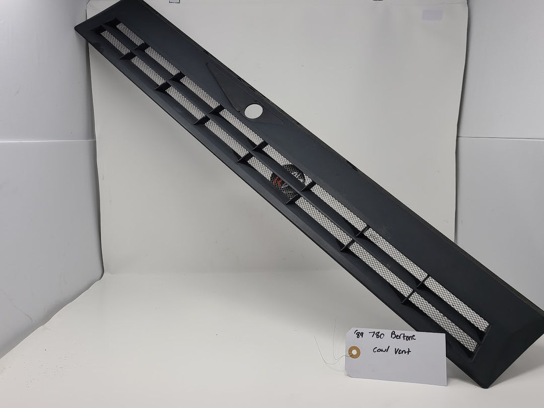 Volvo 1989 780 Bertone Cowl Vent