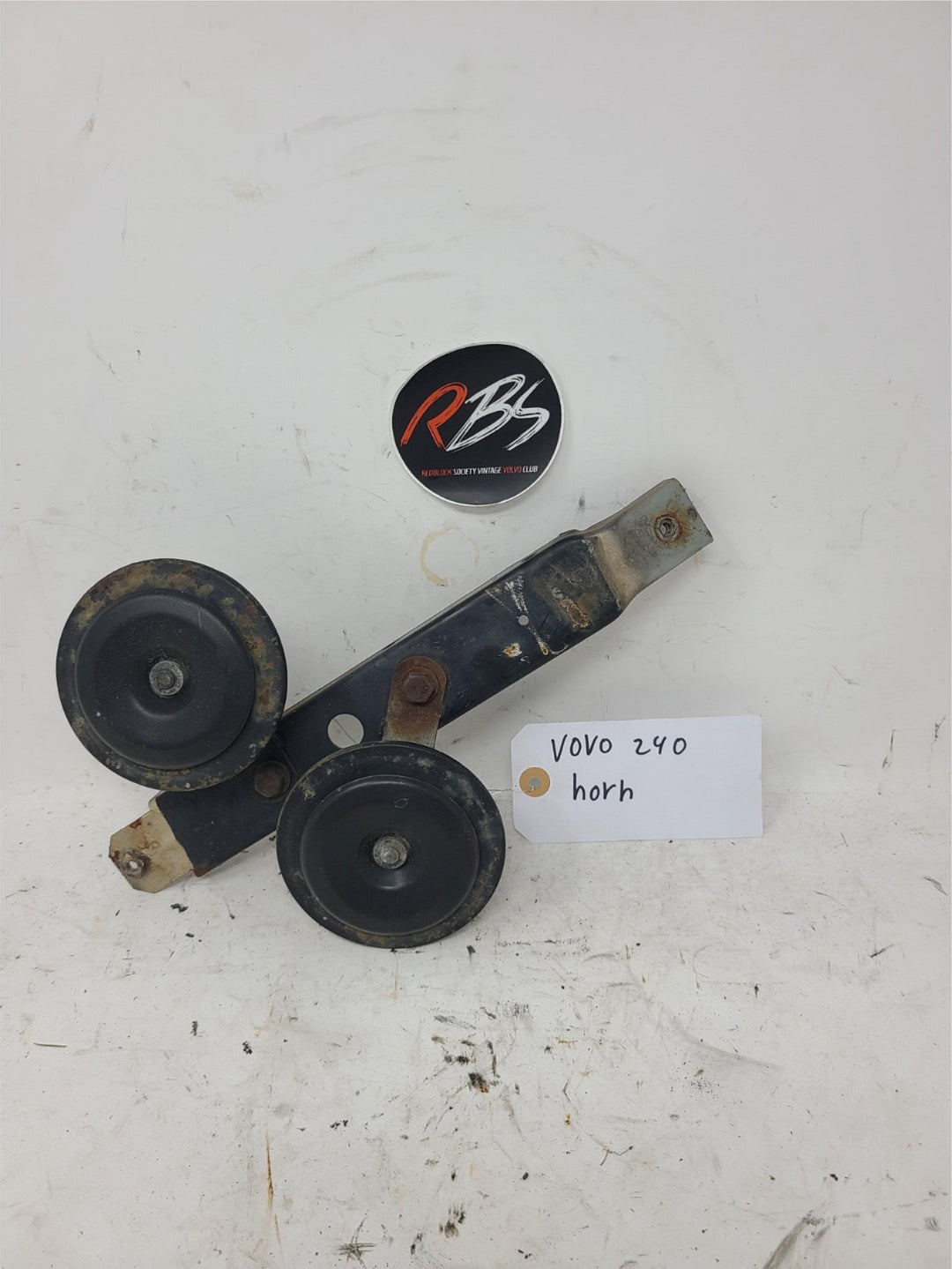 Volvo 240 Dual Horn Assembly OEM High & Low Tone Horns with Bracket Hella