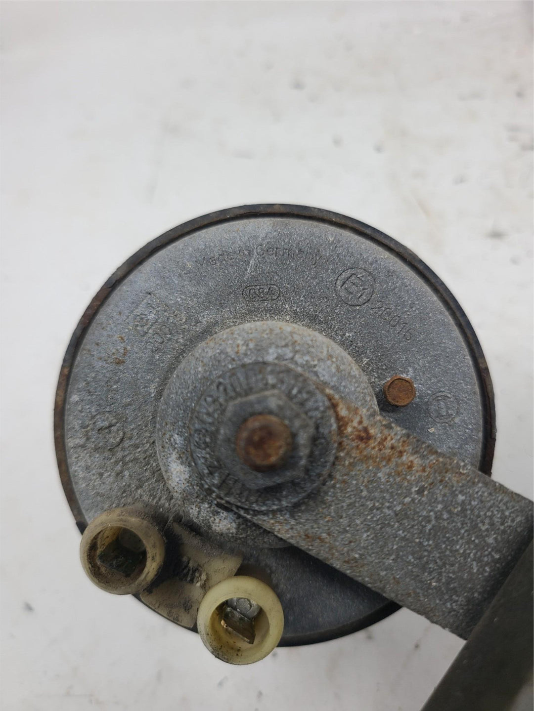 Volvo 240 Dual Horn Assembly OEM High & Low Tone Horns with Bracket Hella