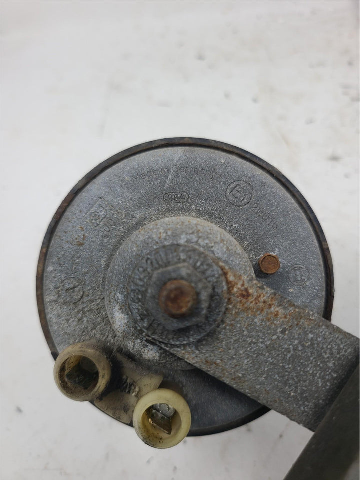 Volvo 240 Dual Horn Assembly OEM High & Low Tone Horns with Bracket Hella